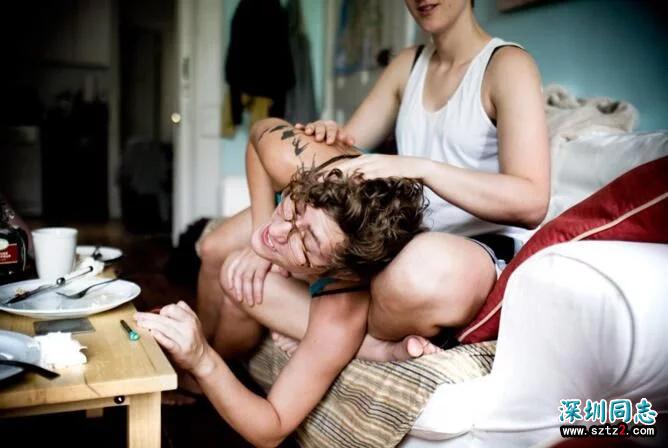 女同性恋的真实生活,大街上旁若无人热吻 女同性恋的真实生活,大街上旁若无人热吻