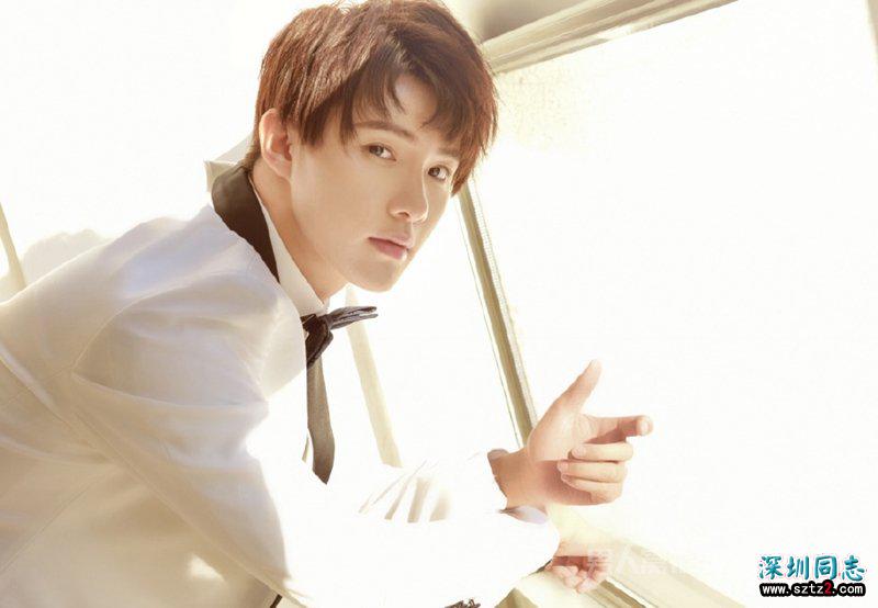 新版泡沫之夏黄圣池穿搭 可奶可攻风格多样 新版泡沫之夏黄圣池穿搭 可奶可攻风格多样