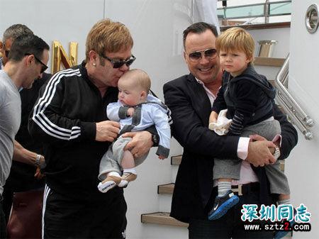 埃尔顿约翰同性伴侣性丑闻事件曝光首现身 低调十足 埃尔顿约翰同性伴侣性丑闻事件曝光首现身 低调十足