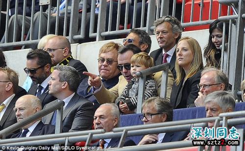 埃尔顿约翰同性伴侣性丑闻事件曝光首现身 低调十足 埃尔顿约翰同性伴侣性丑闻事件曝光首现身 低调十足