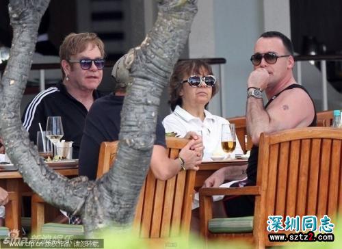 埃尔顿约翰同性伴侣性丑闻事件曝光首现身 低调十足 埃尔顿约翰同性伴侣性丑闻事件曝光首现身 低调十足