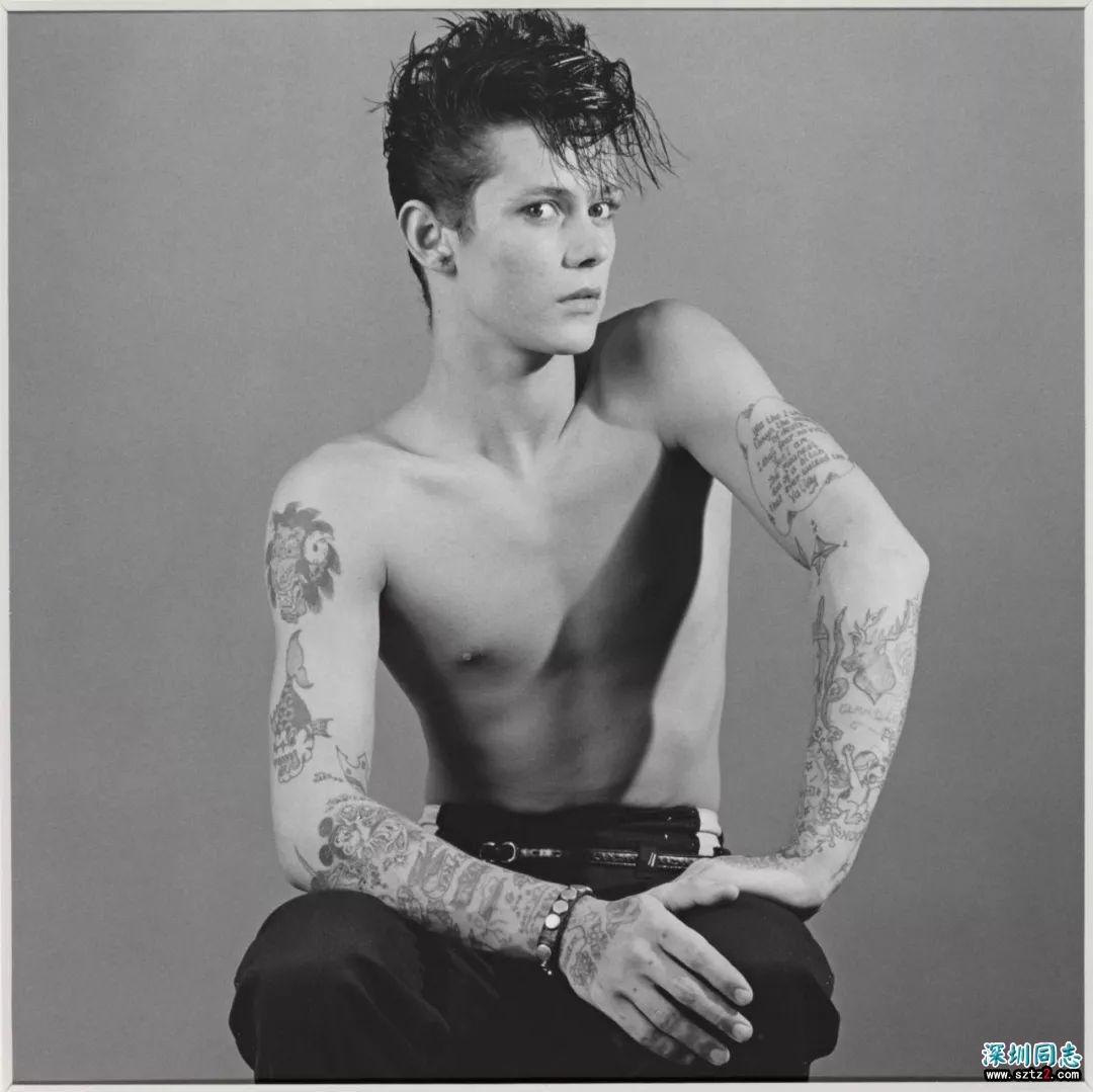 同性恋身份的他拍下了一张张极具张力的人体艺术照！