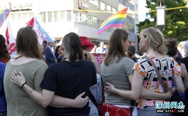 同性恋们穿起彩虹衣,男人扮成女人,庆祝“国际不再恐同日” 同性恋们穿起彩虹衣,男人扮成女人,庆祝“国际不再恐同日”