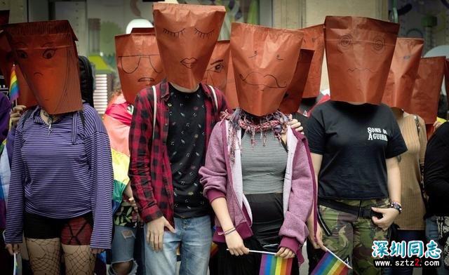 同性恋们穿起彩虹衣,男人扮成女人,庆祝“国际不再恐同日” 同性恋们穿起彩虹衣,男人扮成女人,庆祝“国际不再恐同日”