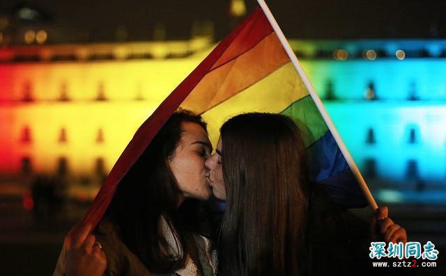 同性恋们穿起彩虹衣,男人扮成女人,庆祝“国际不再恐同日” 同性恋们穿起彩虹衣,男人扮成女人,庆祝“国际不再恐同日”