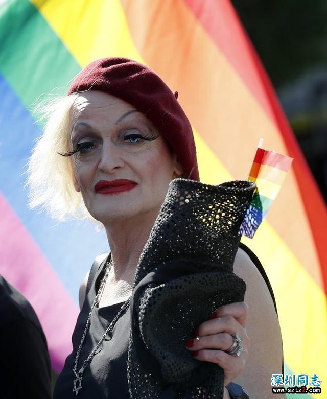 同性恋们穿起彩虹衣,男人扮成女人,庆祝“国际不再恐同日” 同性恋们穿起彩虹衣,男人扮成女人,庆祝“国际不再恐同日”