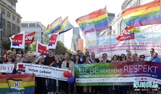 同性恋们穿起彩虹衣,男人扮成女人,庆祝“国际不再恐同日” 同性恋们穿起彩虹衣,男人扮成女人,庆祝“国际不再恐同日”