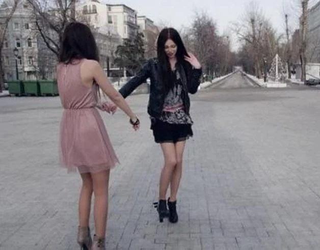 一对俄罗斯夫妻,因被怀疑是同性恋,遭拒登记,只因老公太漂亮 一对俄罗斯夫妻,因被怀疑是同性恋,遭拒登记,只因老公太漂亮