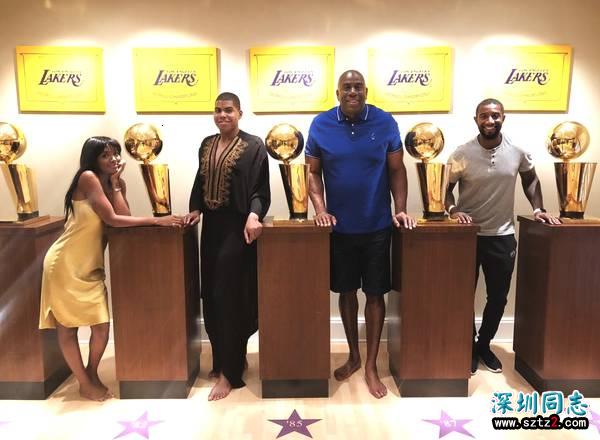 约翰逊同性恋儿子新照,男扮女装,戴金色假发,表情妩媚 约翰逊同性恋儿子新照,男扮女装,戴金色假发,表情妩媚