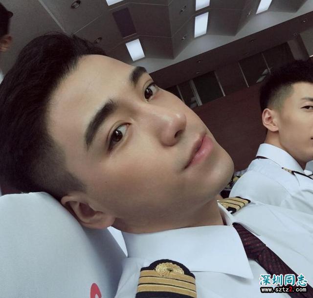 东航一名空少走红抖音,帅气逼人,阳光大男孩 东航一名空少走红抖音,帅气逼人,阳光大男孩