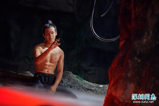 《颤抖吧阿部2》霸道版郑业成上线 肌肉照曝光超吸睛 《颤抖吧阿部2》霸道版郑业成上线 肌肉照曝光超吸睛