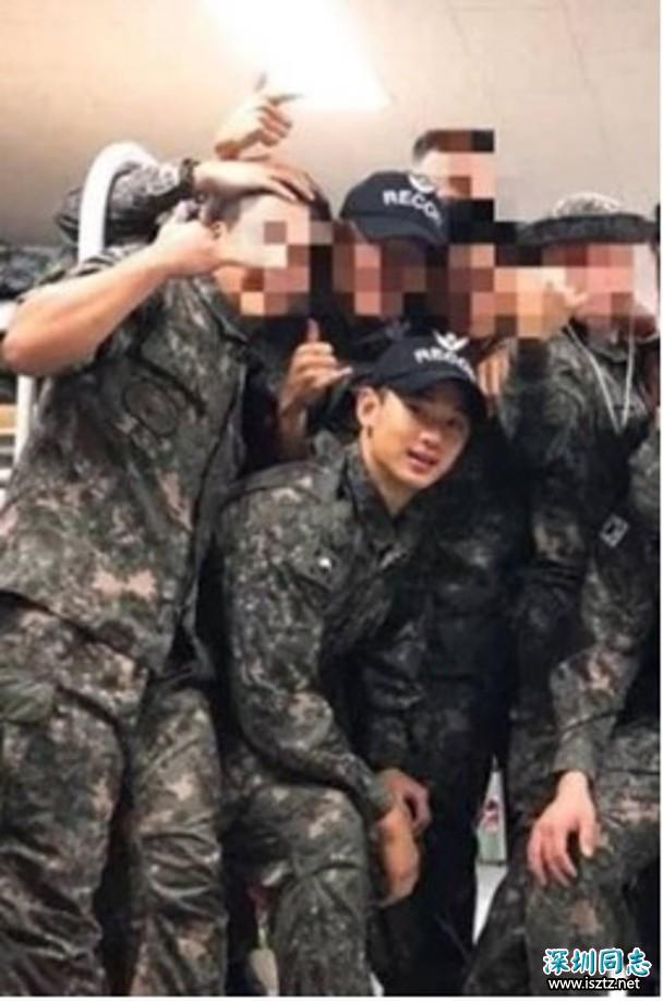 兵哥哥金秀贤近照曝光,军帽上的标志另有含义,整个人依旧帅气 兵哥哥金秀贤近照曝光,军帽上的标志另有含义,整个人依旧帅气