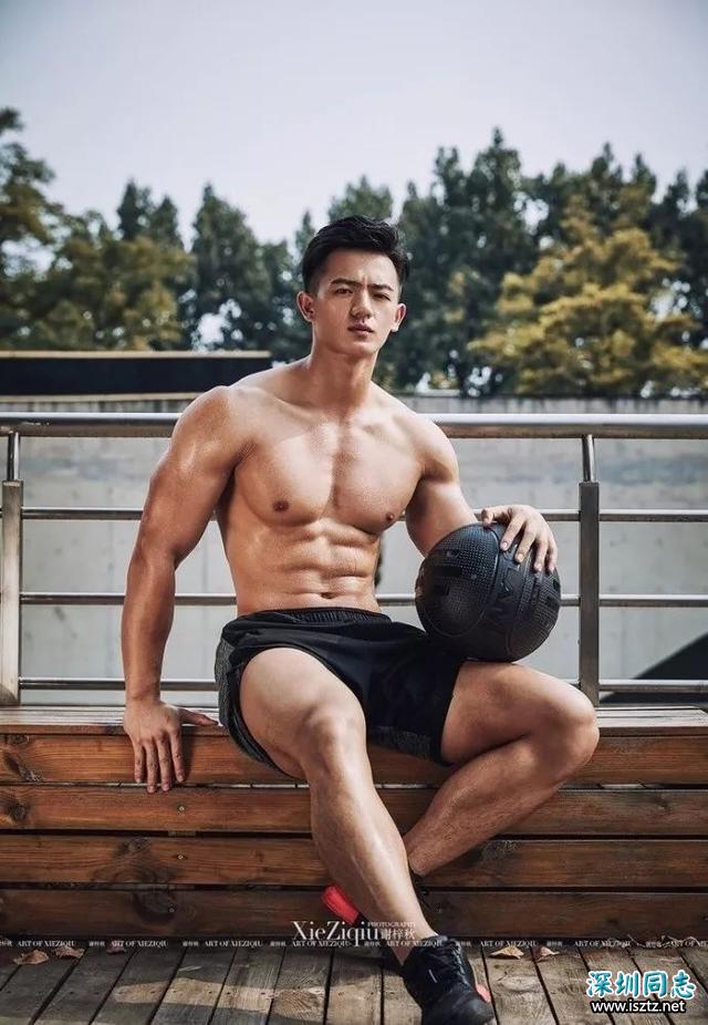 健身教练拍写真,肌肉发达无比性感诱惑 健身教练拍写真,肌肉发达无比性感诱惑