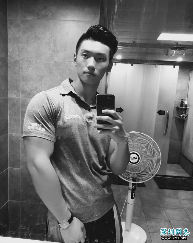 95后清秀体院老学长,肌肉霸气长得帅气且很清秀 95后清秀体院老学长,肌肉霸气长得帅气且很清秀