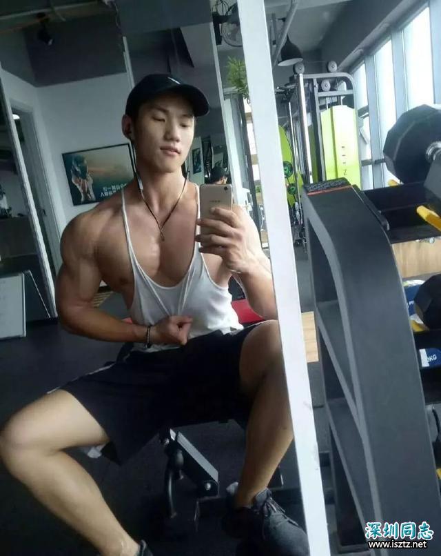 95后清秀体院老学长,肌肉霸气长得帅气且很清秀 95后清秀体院老学长,肌肉霸气长得帅气且很清秀