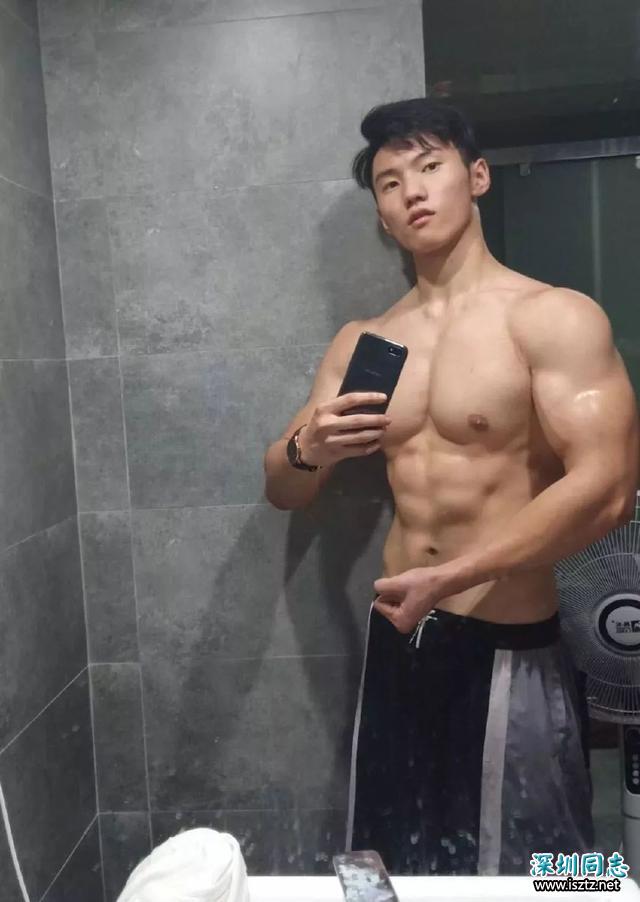 95后清秀体院老学长,肌肉霸气长得帅气且很清秀 95后清秀体院老学长,肌肉霸气长得帅气且很清秀