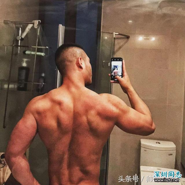 肌肉型男放弃5年军官工作,现在是一名运动博主及模特 肌肉型男放弃5年军官工作,现在是一名运动博主及模特