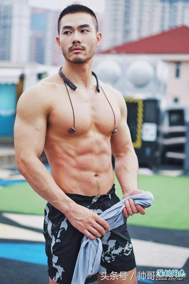 肌肉型男放弃5年军官工作,现在是一名运动博主及模特 肌肉型男放弃5年军官工作,现在是一名运动博主及模特
