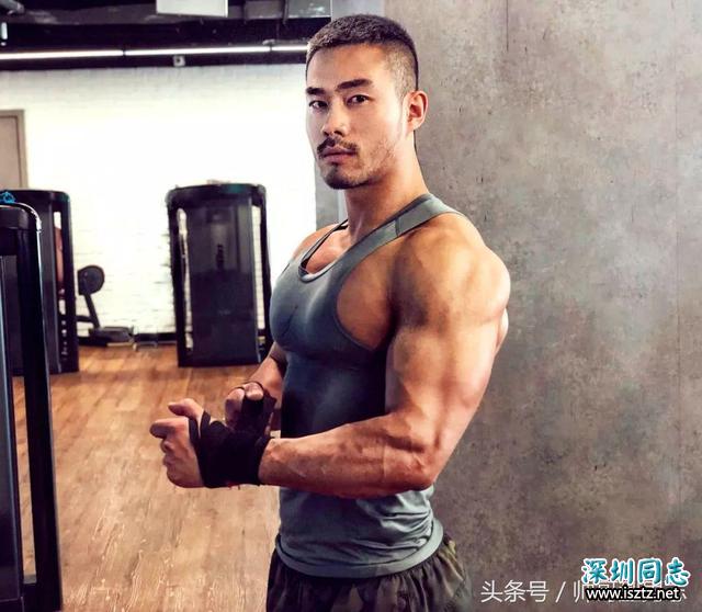 肌肉型男放弃5年军官工作,现在是一名运动博主及模特 肌肉型男放弃5年军官工作,现在是一名运动博主及模特