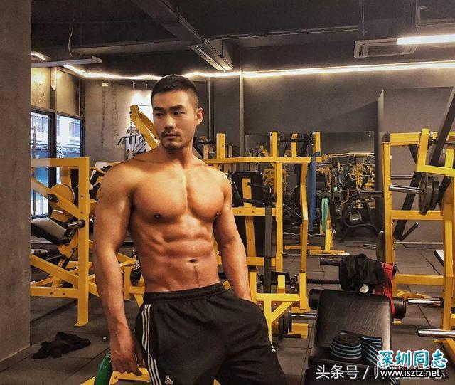 肌肉型男放弃5年军官工作,现在是一名运动博主及模特 肌肉型男放弃5年军官工作,现在是一名运动博主及模特