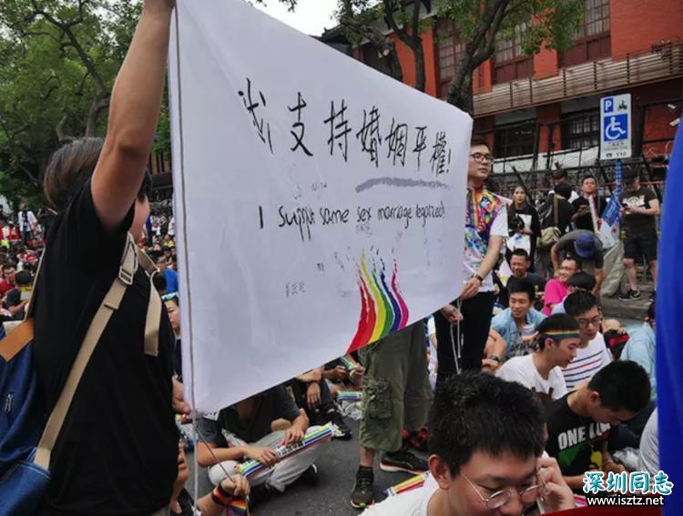 这个 29岁的青年一直在推动同性婚姻法制化,因为这是他的生活 这个 29岁的青年一直在推动同性婚姻法制化,因为这是他的生活