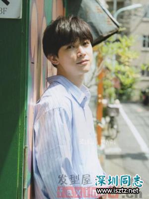 青春活力满满的日常男生发型 如阳光般的温暖迷人 青春活力满满的日常男生发型 如阳光般的温暖迷人