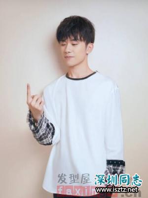 阳光帅气的校园男生发型 感受最纯真的青春时光 阳光帅气的校园男生发型 感受最纯真的青春时光