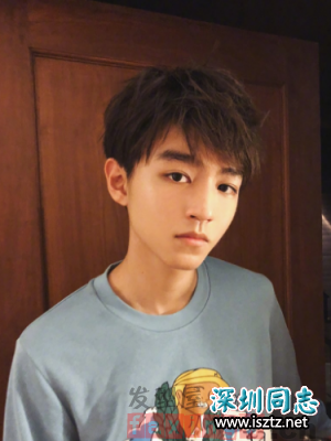 阳光帅气的校园男生发型 感受最纯真的青春时光 阳光帅气的校园男生发型 感受最纯真的青春时光