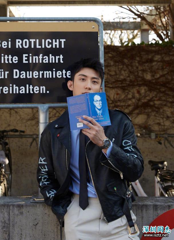 黄景瑜时尚街拍曝光 化身都市型男出镜魅力十足 黄景瑜时尚街拍曝光 化身都市型男出镜魅力十足