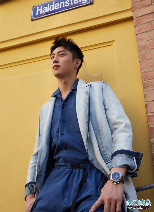 黄景瑜时尚街拍曝光 化身都市型男出镜魅力十足 黄景瑜时尚街拍曝光 化身都市型男出镜魅力十足