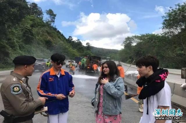 不期而爱剧组保姆车着火 全车生还! 不期而爱剧组保姆车着火 全车生还!