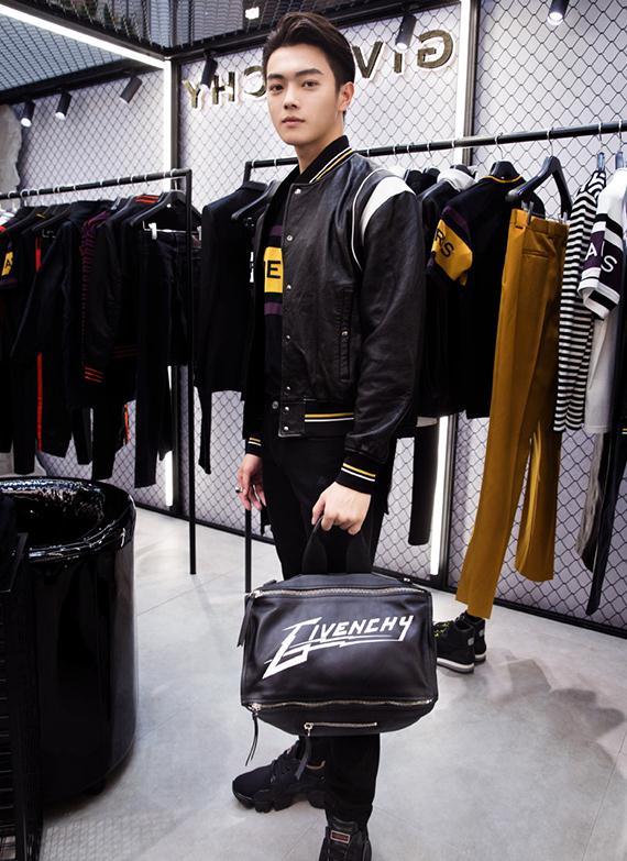 新晋男神许凯,白衬衫大气,皮衣酷帅,哪一张让你沦陷? 新晋男神许凯,白衬衫大气,皮衣酷帅,哪一张让你沦陷?