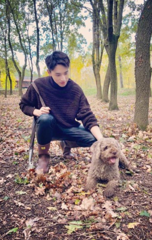 许魏洲雨靴里面穿紧身皮裤,果然是走在时尚前沿的型男 许魏洲雨靴里面穿紧身皮裤,果然是走在时尚前沿的型男