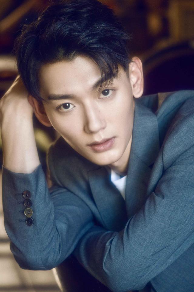 郝帅最新写真曝光 灰色西装展深秋魅力 郝帅最新写真曝光 灰色西装展深秋魅力