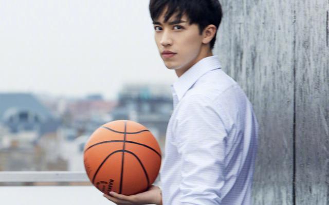 许魏洲雨靴里面穿紧身皮裤,果然是走在时尚前沿的型男 许魏洲雨靴里面穿紧身皮裤,果然是走在时尚前沿的型男