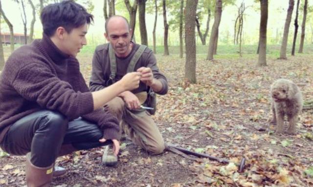 许魏洲雨靴里面穿紧身皮裤,果然是走在时尚前沿的型男 许魏洲雨靴里面穿紧身皮裤,果然是走在时尚前沿的型男