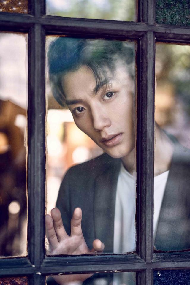 郝帅最新写真曝光 灰色西装展深秋魅力 郝帅最新写真曝光 灰色西装展深秋魅力