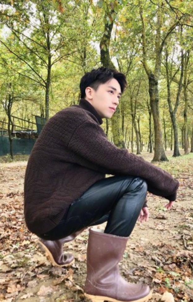 许魏洲雨靴里面穿紧身皮裤,果然是走在时尚前沿的型男 许魏洲雨靴里面穿紧身皮裤,果然是走在时尚前沿的型男