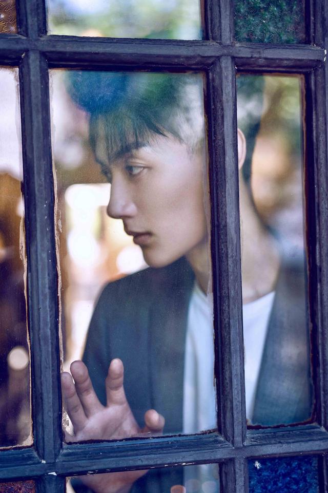 郝帅最新写真曝光 灰色西装展深秋魅力 郝帅最新写真曝光 灰色西装展深秋魅力