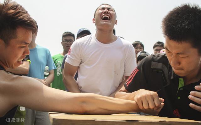 掰手腕比的是力气还是技巧,为什么肌肉比别人发达还会被血虐? 掰手腕比的是力气还是技巧,为什么肌肉比别人发达还会被血虐?