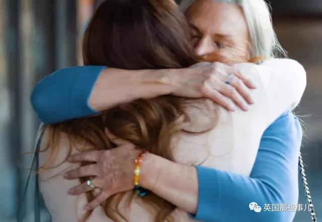 同性恋儿子因为出柜压力自杀,她最终成了守护LGBT的龙妈妈 同性恋儿子因为出柜压力自杀,她最终成了守护LGBT的龙妈妈