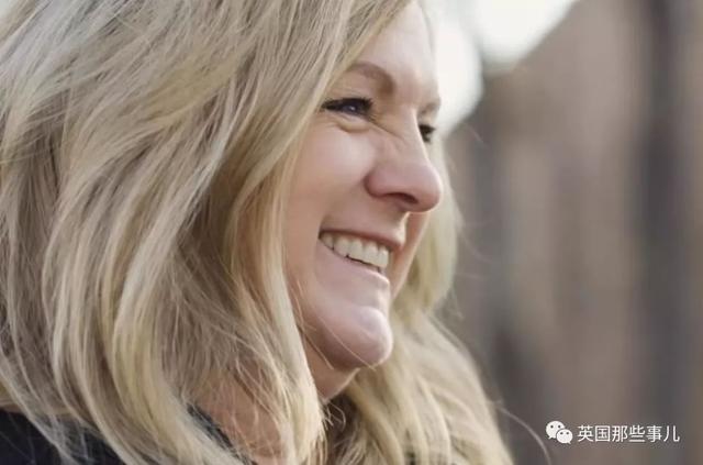 同性恋儿子因为出柜压力自杀,她最终成了守护LGBT的龙妈妈 同性恋儿子因为出柜压力自杀,她最终成了守护LGBT的龙妈妈