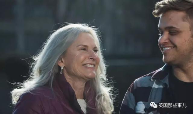 同性恋儿子因为出柜压力自杀,她最终成了守护LGBT的龙妈妈 同性恋儿子因为出柜压力自杀,她最终成了守护LGBT的龙妈妈