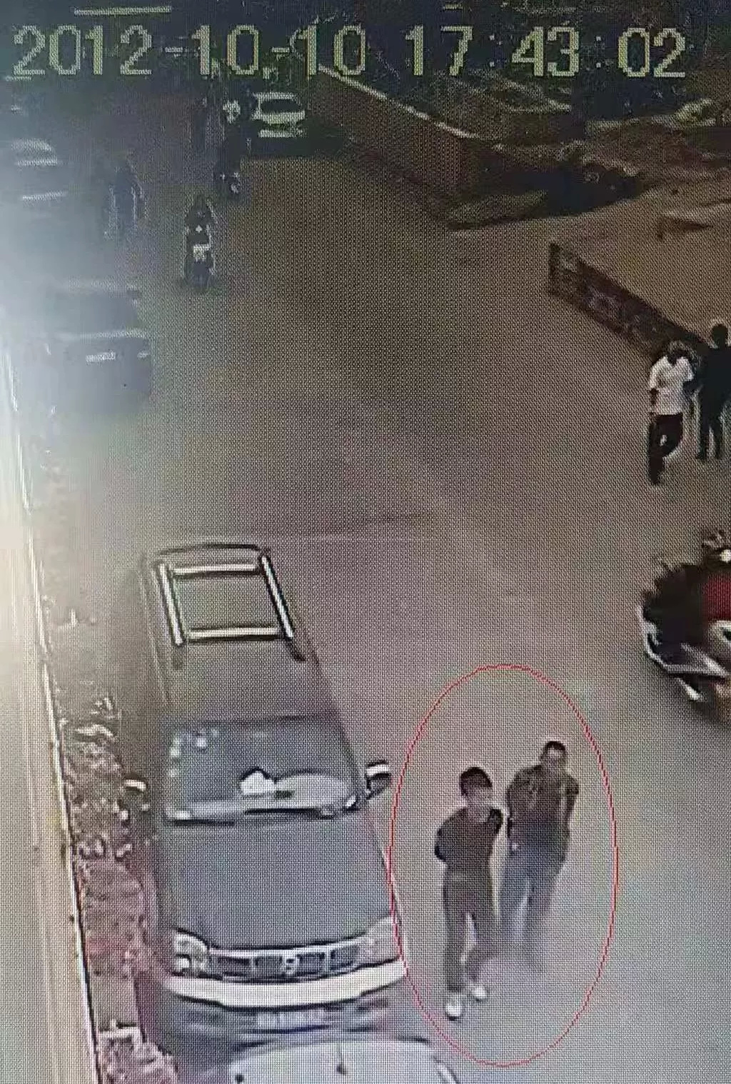 男子在深山被同性强扒衣服 反抗成功后将其砸死! 男子在深山被同性强扒衣服 反抗成功后将其砸死!