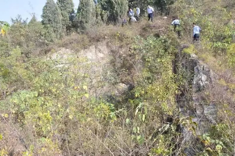 男子在深山被同性强扒衣服 反抗成功后将其砸死! 男子在深山被同性强扒衣服 反抗成功后将其砸死!