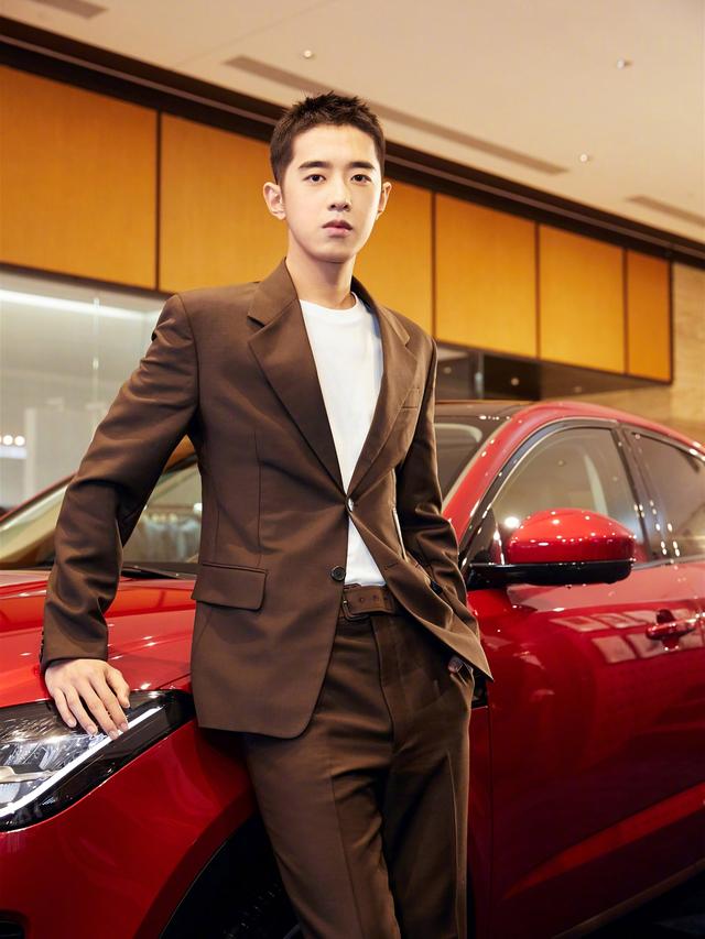 梁靖康出席活动,“小鲜肉”变型男,棕色西装太帅了! 梁靖康出席活动,“小鲜肉”变型男,棕色西装太帅了!
