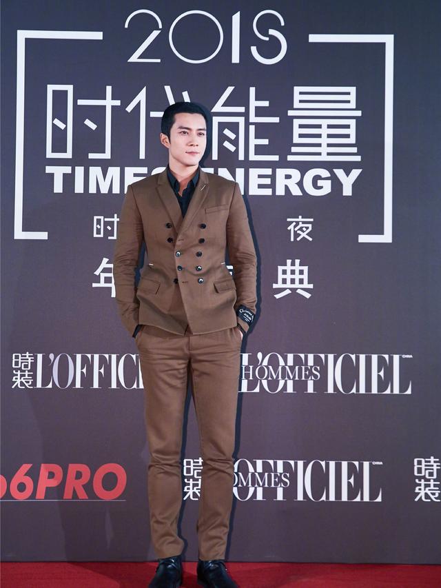 梁靖康出席活动,“小鲜肉”变型男,棕色西装太帅了! 梁靖康出席活动,“小鲜肉”变型男,棕色西装太帅了!