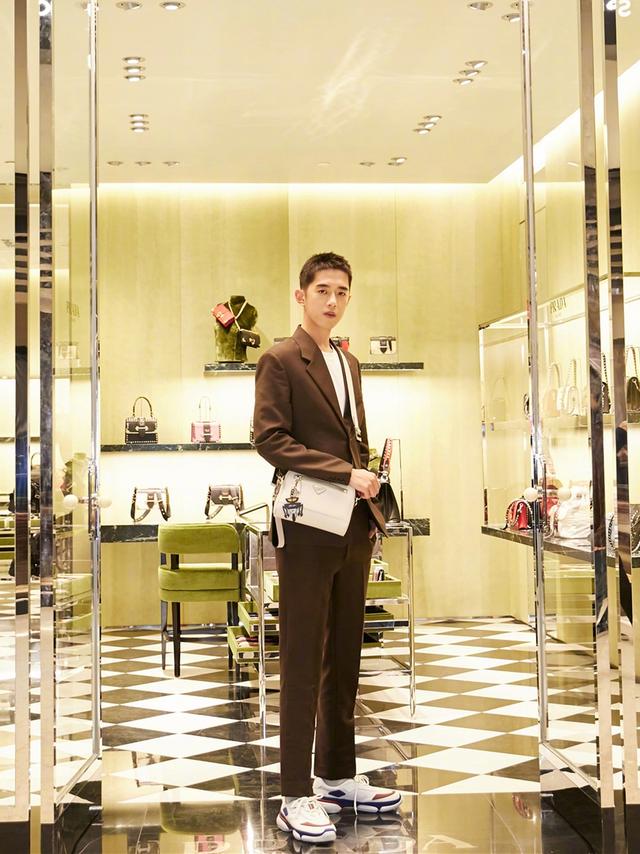 梁靖康出席活动,“小鲜肉”变型男,棕色西装太帅了! 梁靖康出席活动,“小鲜肉”变型男,棕色西装太帅了!