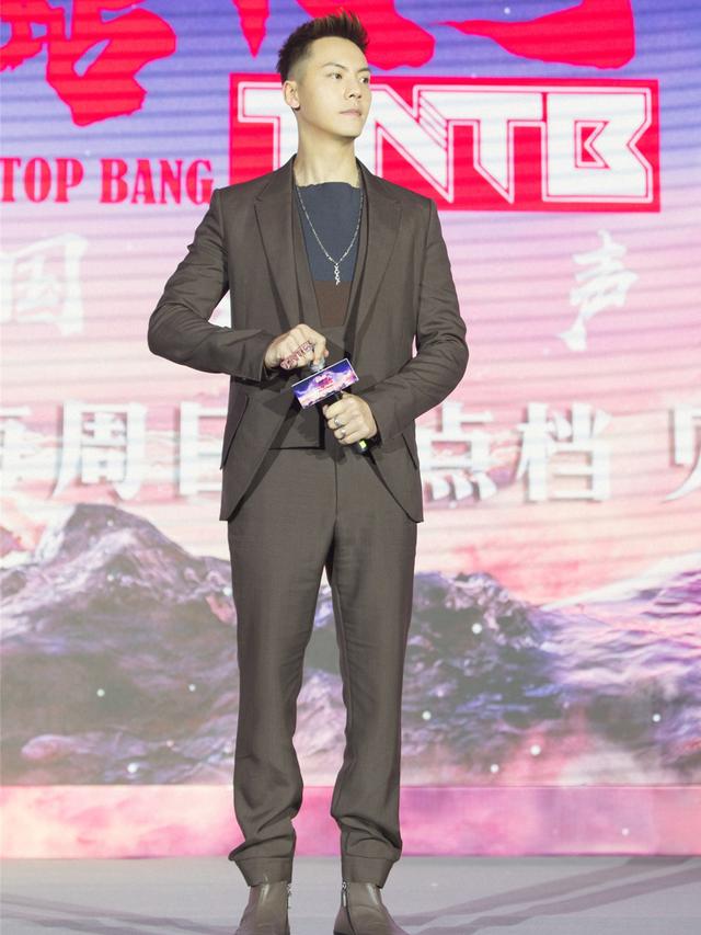 梁靖康出席活动,“小鲜肉”变型男,棕色西装太帅了! 梁靖康出席活动,“小鲜肉”变型男,棕色西装太帅了!