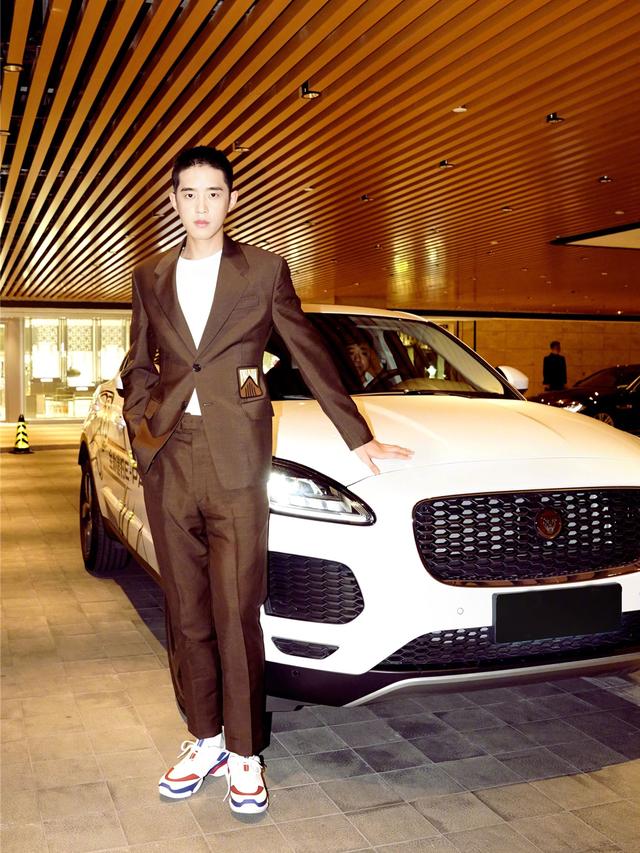 梁靖康出席活动,“小鲜肉”变型男,棕色西装太帅了! 梁靖康出席活动,“小鲜肉”变型男,棕色西装太帅了!